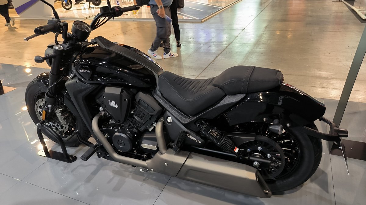 Benda Drak Flag 500, Động Cơ V4, Phuộc Nâng Điện, TCS, ABS tại Cần Thơ