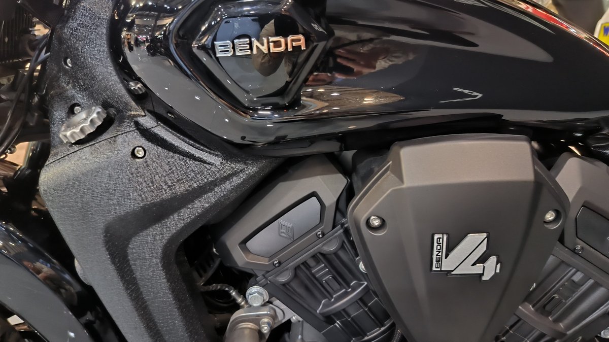 Benda Drak Flag 500, Động Cơ V4, Phuộc Nâng Điện, TCS, ABS tại Cần Thơ