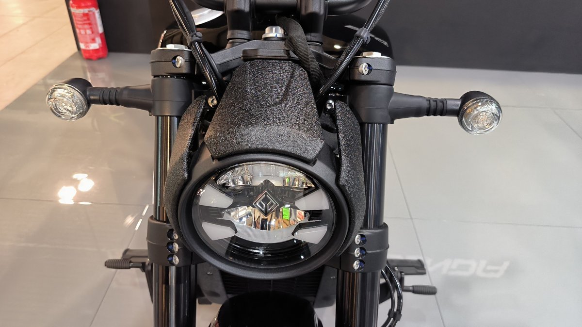 Benda Drak Flag 500, Động Cơ V4, Phuộc Nâng Điện, TCS, ABS tại Cần Thơ