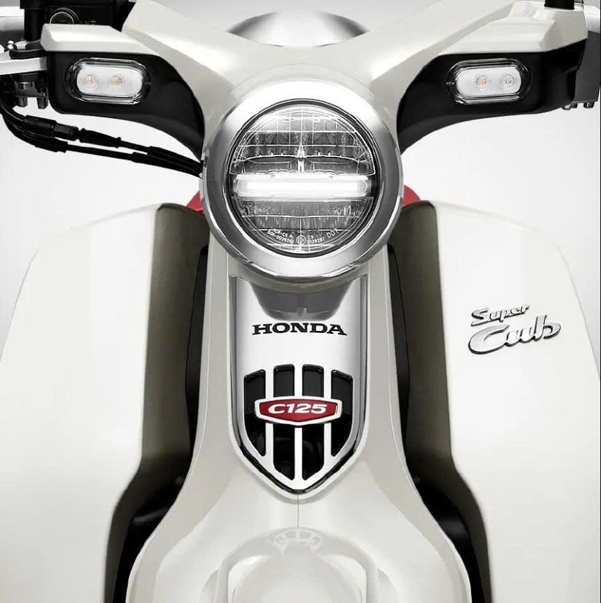 Honda Super Cub 125 Custom Edition 2025 màu trắng nhập khẩu Thái Lan