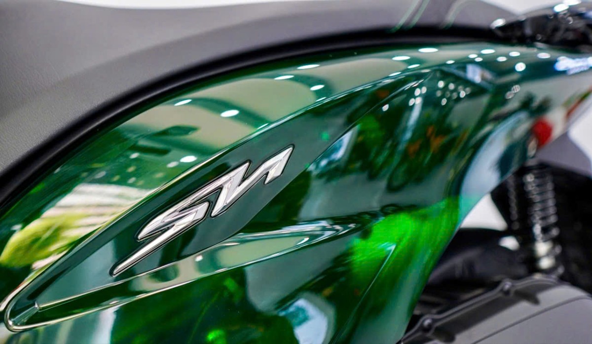 Logo SH màu bạc nổi bật trên nền xanh lục bảo