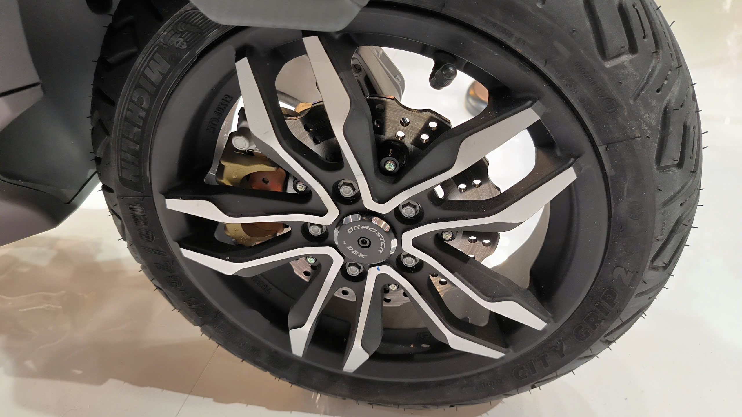 Hệ thống kiểm soát lực kéo điện tử và phanh ABS 2 kênh