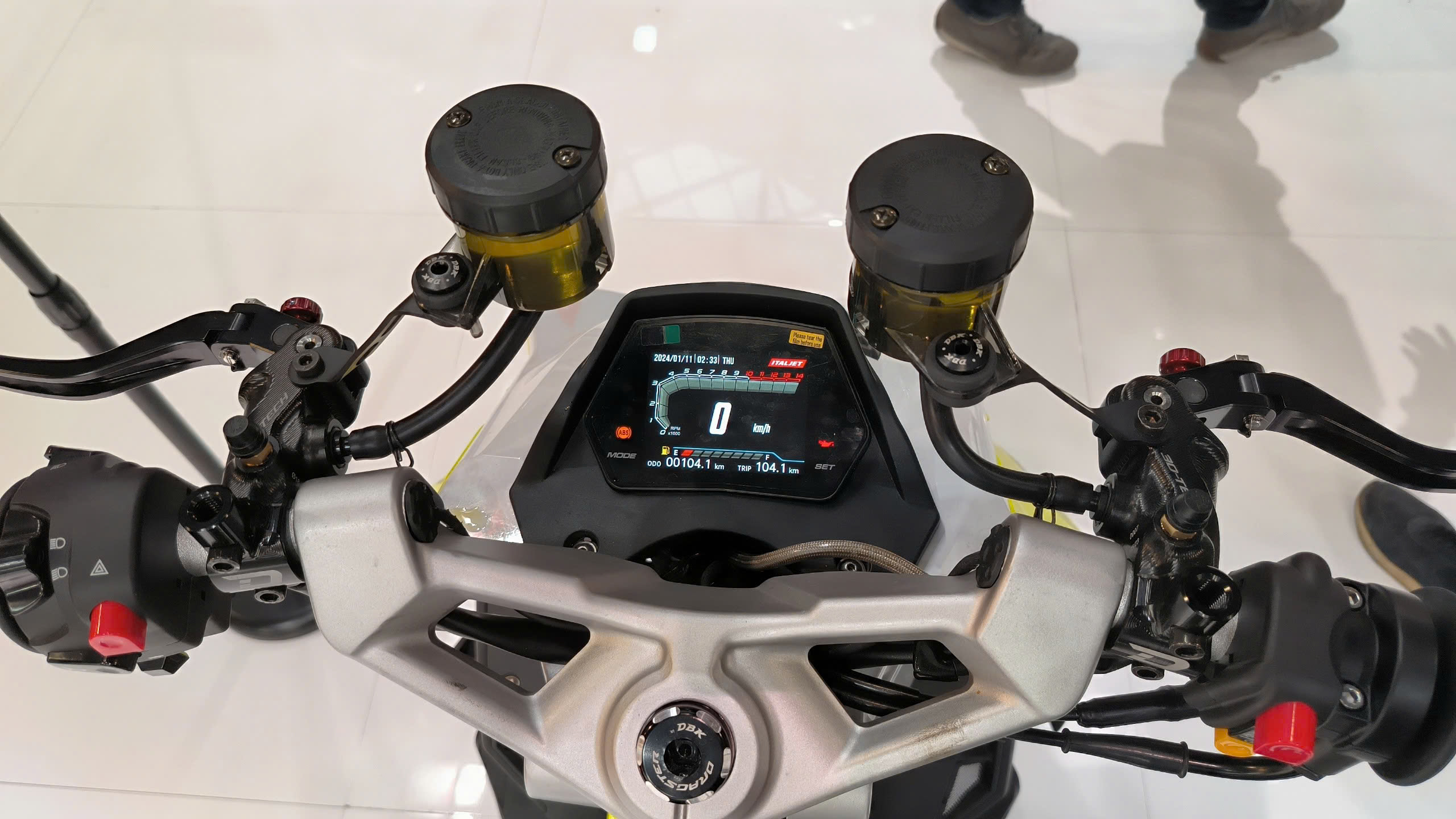 Màn hình TFT 5 inch full màu hiển thị sắc nét các thông số cần thiết