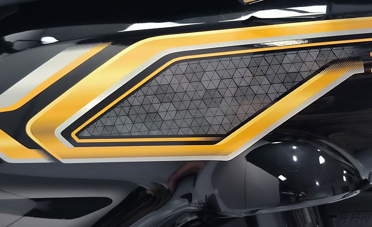 Tem xe được thiết kế sắc nét từng chi tiết