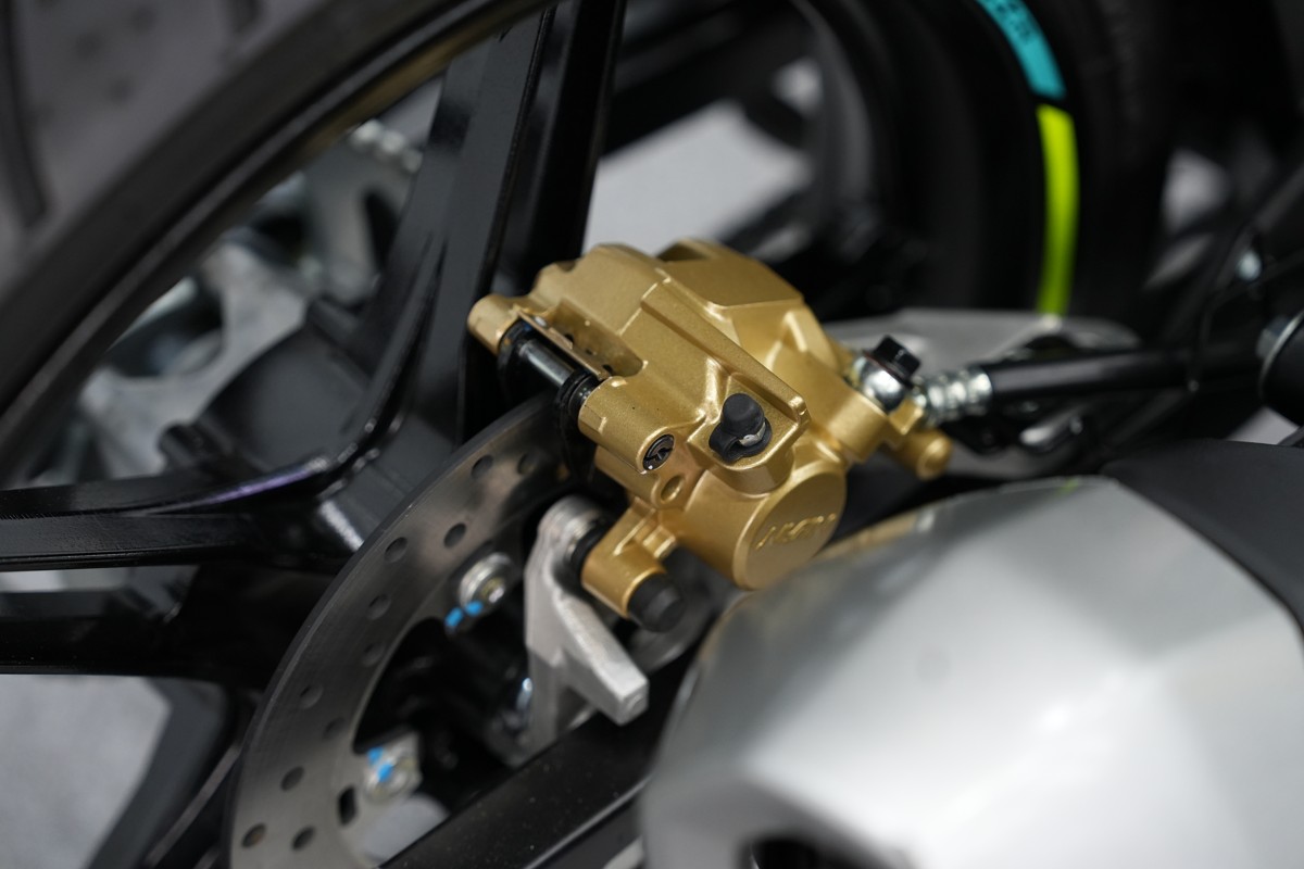 Công suất đạt 17,7 mã lực tại 9.500 vòng/phút và mô-men xoắn cực đại 14,4 Nm tại 8.000 vòng/phút