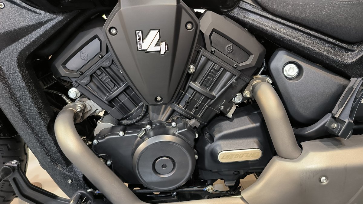 Benda Drak Flag 500, Động Cơ V4, Phuộc Nâng Điện, TCS, ABS