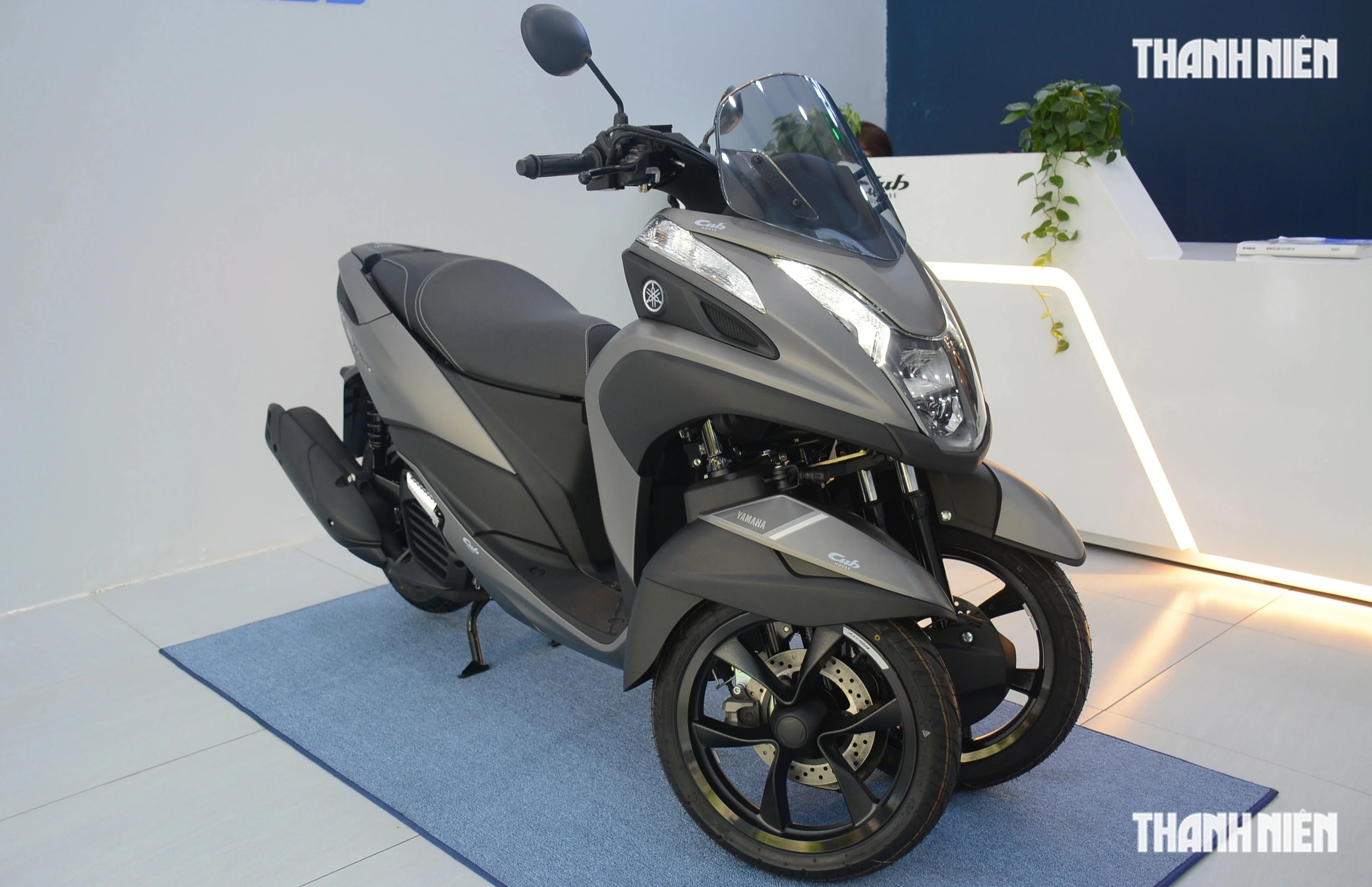 Yamaha Tricity 155 xe tay ga sử dụng bánh kép phía trước, có phanh tay đỗ xe 