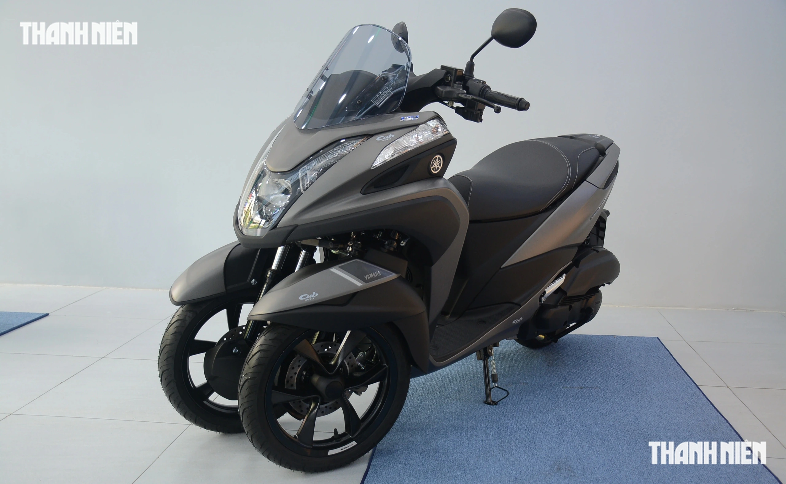 Yamaha Tricity 155 xe tay ga sử dụng bánh kép phía trước, có phanh tay đỗ xe 