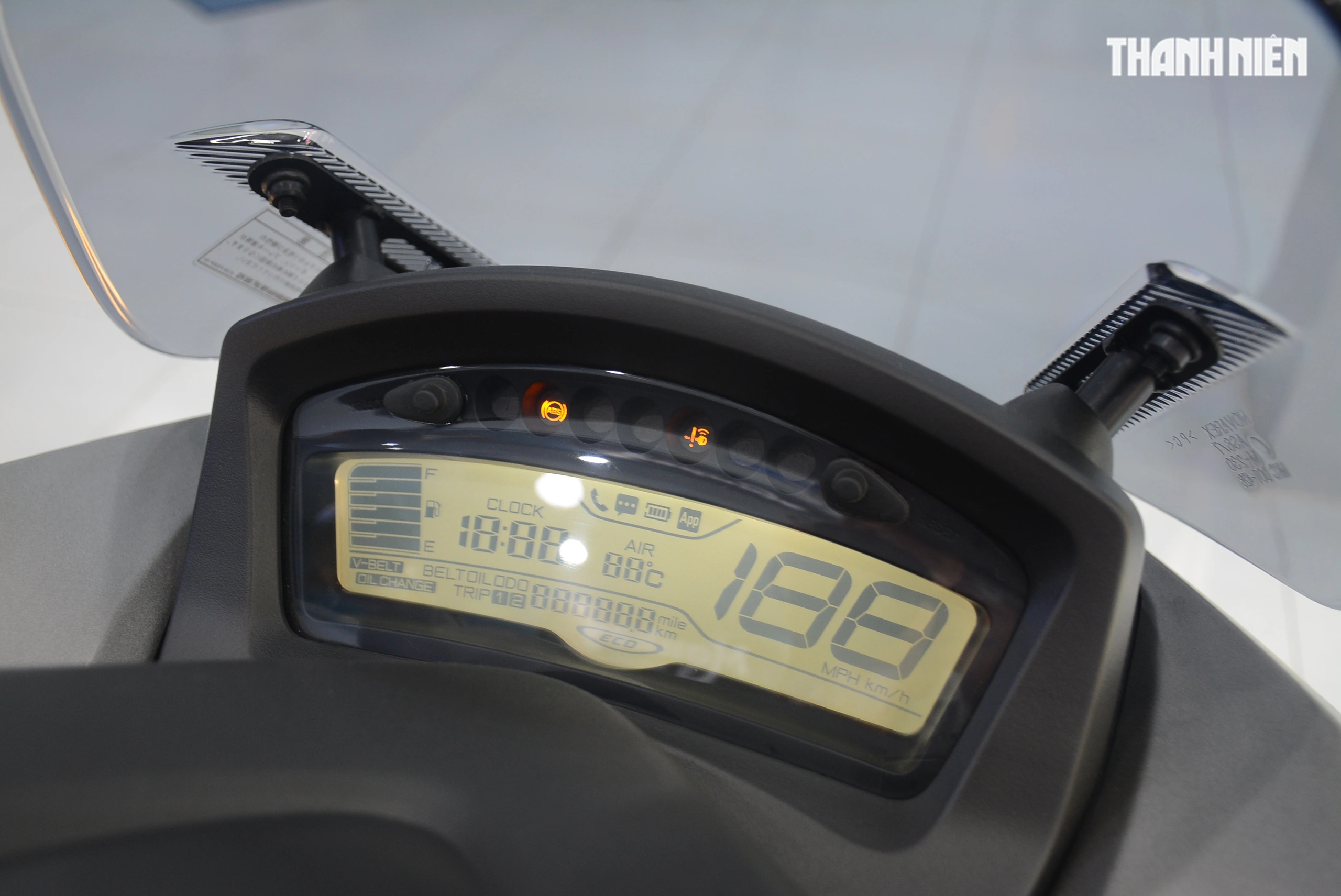 Yamaha Tricity 155 xe tay ga sử dụng bánh kép phía trước, có phanh tay đỗ xe 