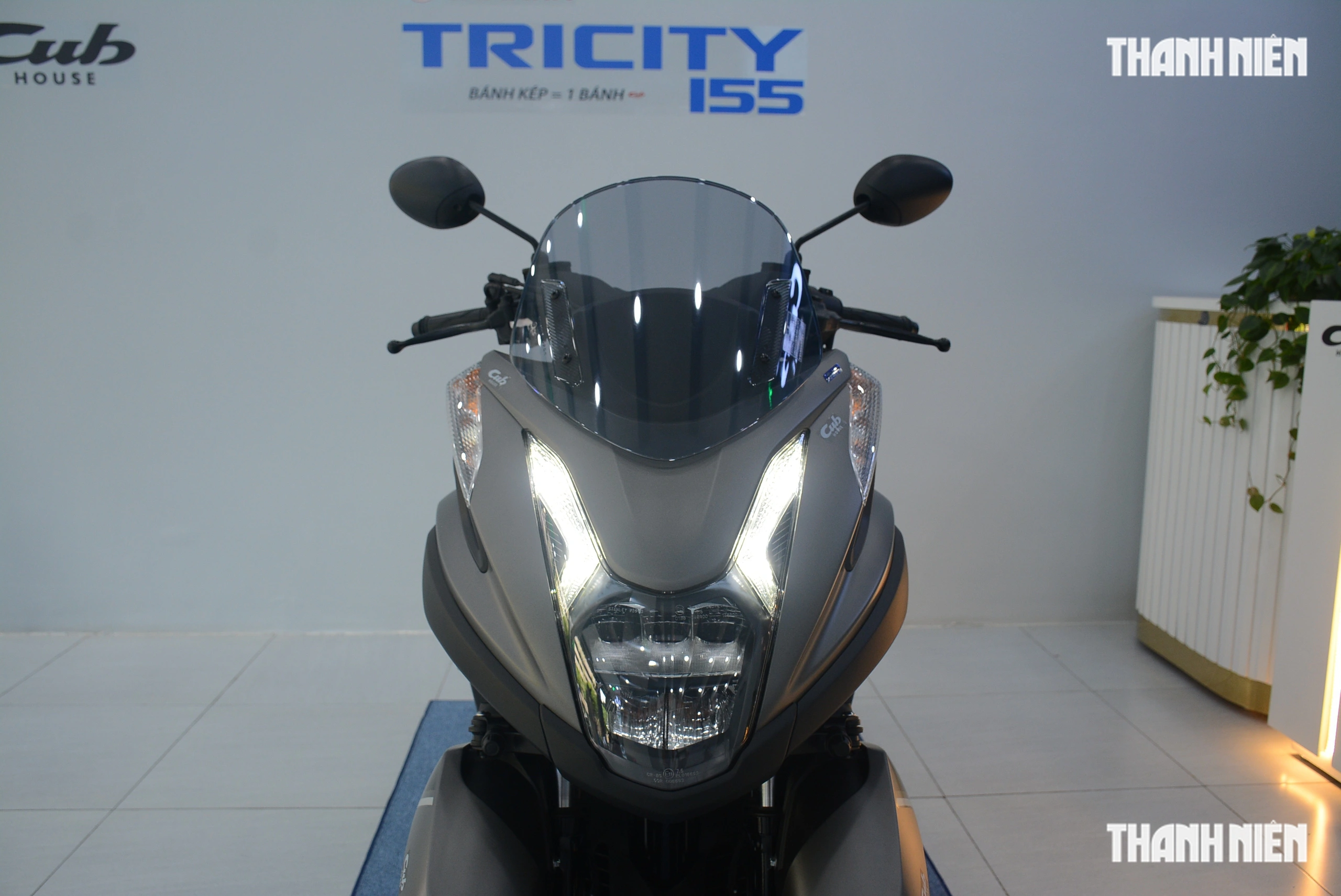 Yamaha Tricity 155 xe tay ga sử dụng bánh kép phía trước, có phanh tay đỗ xe
