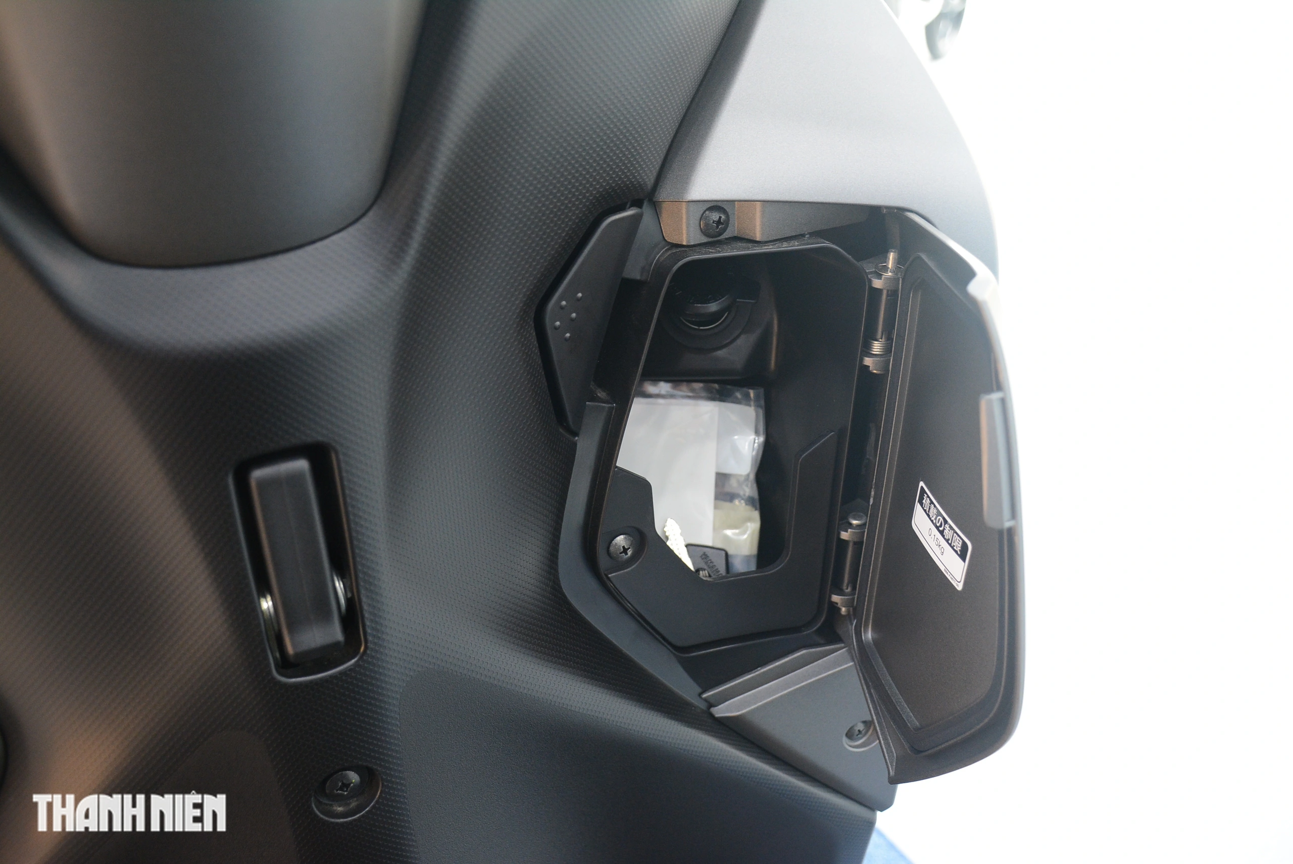 Yamaha Tricity 155 xe tay ga sử dụng bánh kép phía trước, có phanh tay đỗ xe 