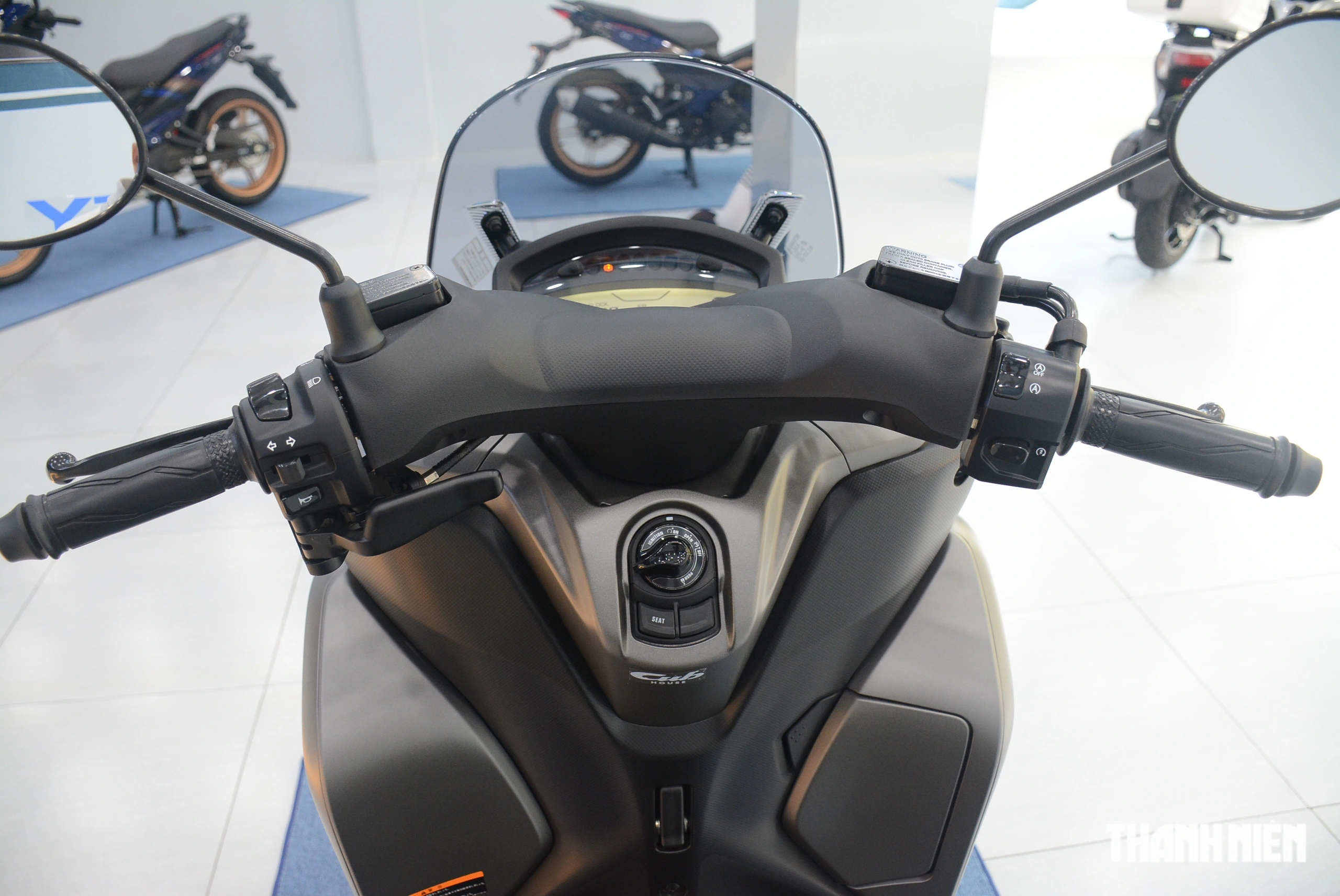 Yamaha Tricity 155 xe tay ga sử dụng bánh kép phía trước, có phanh tay đỗ xe