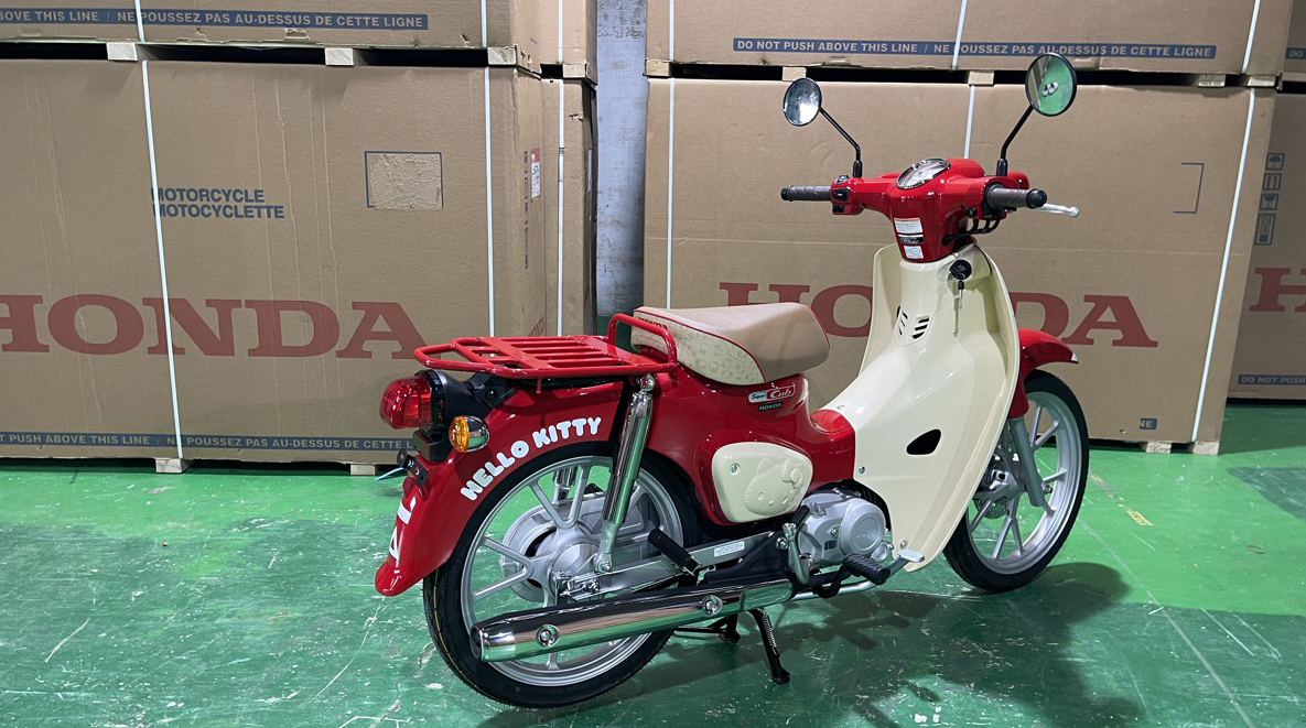 Chi tiết Honda Super Cub 50 Hello Kitty
