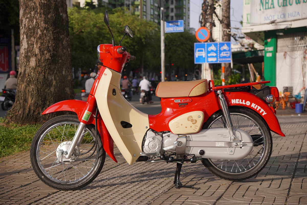 Nội thất của Honda Super Cub 50cc Hello Kitty Edition được chăm chút tỉ mỉ
