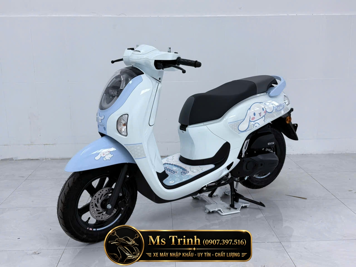 Honda Scoopy Cinnamoroll 2026 góc trước chính diện với phong cách dễ thương nổi bật