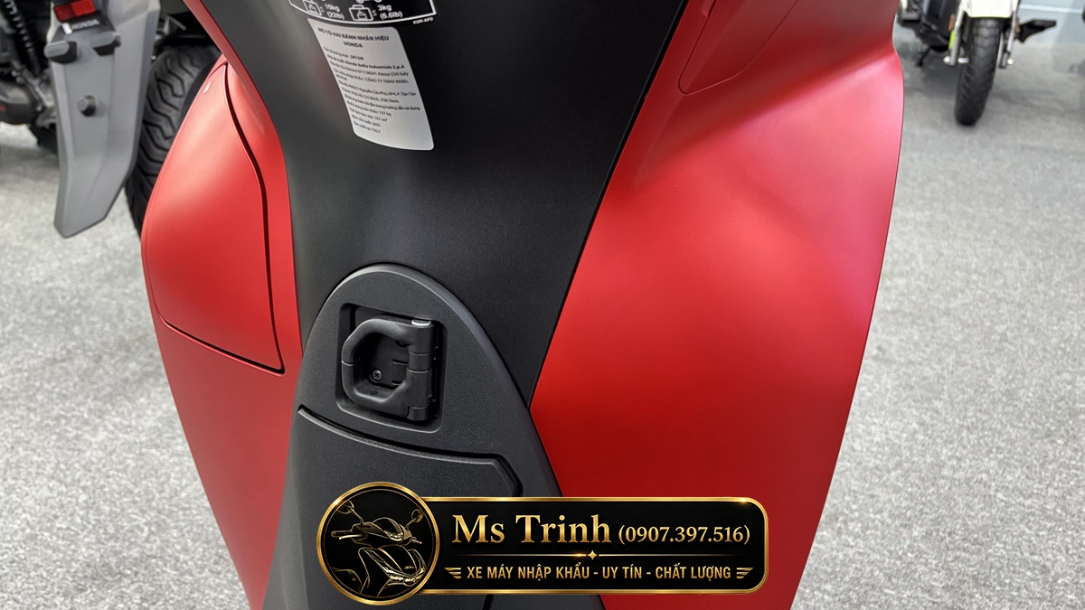 Khu vực chứa đồ tiện lợi và nắp bình xăng trước của Honda SH150 Ý
