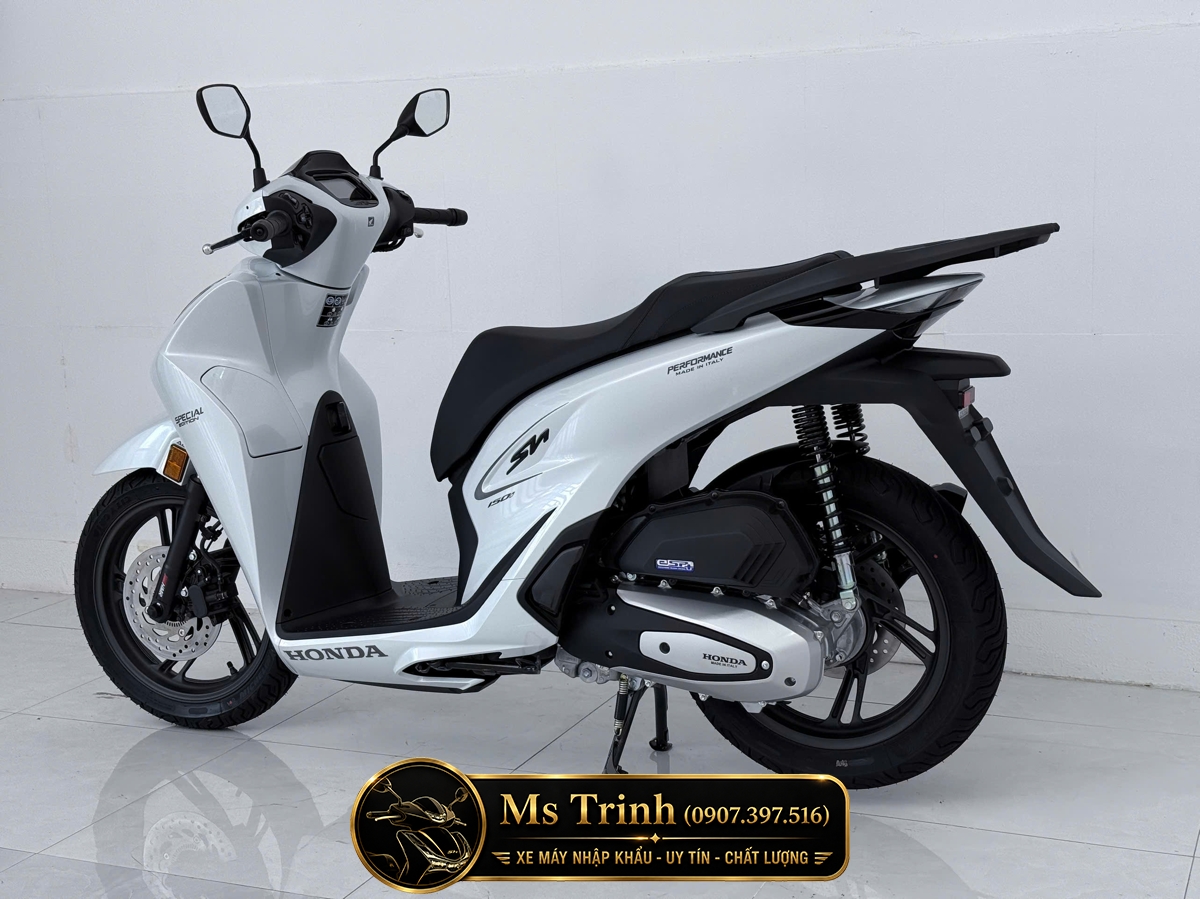 Thân xe Honda SH150i HMR màu trắng với nhận diện Special Edition Honda SH150i nhập Ý màu trắng với logo độc quyền trên phần ốp sườn
