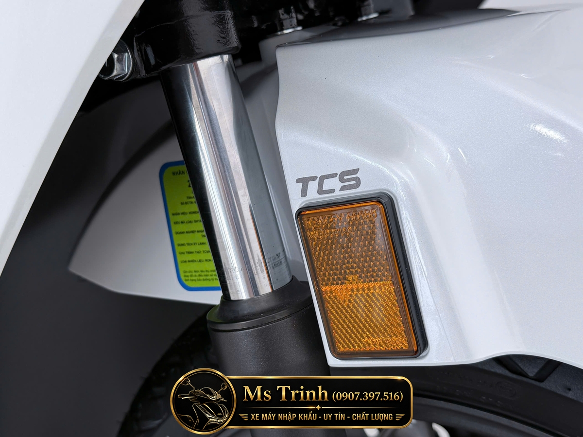Tem ABS và TCS trên chắn bùn Honda SH150i HMR Ký hiệu ABS và TCS phía trước Honda SH150i nhập khẩu Italy