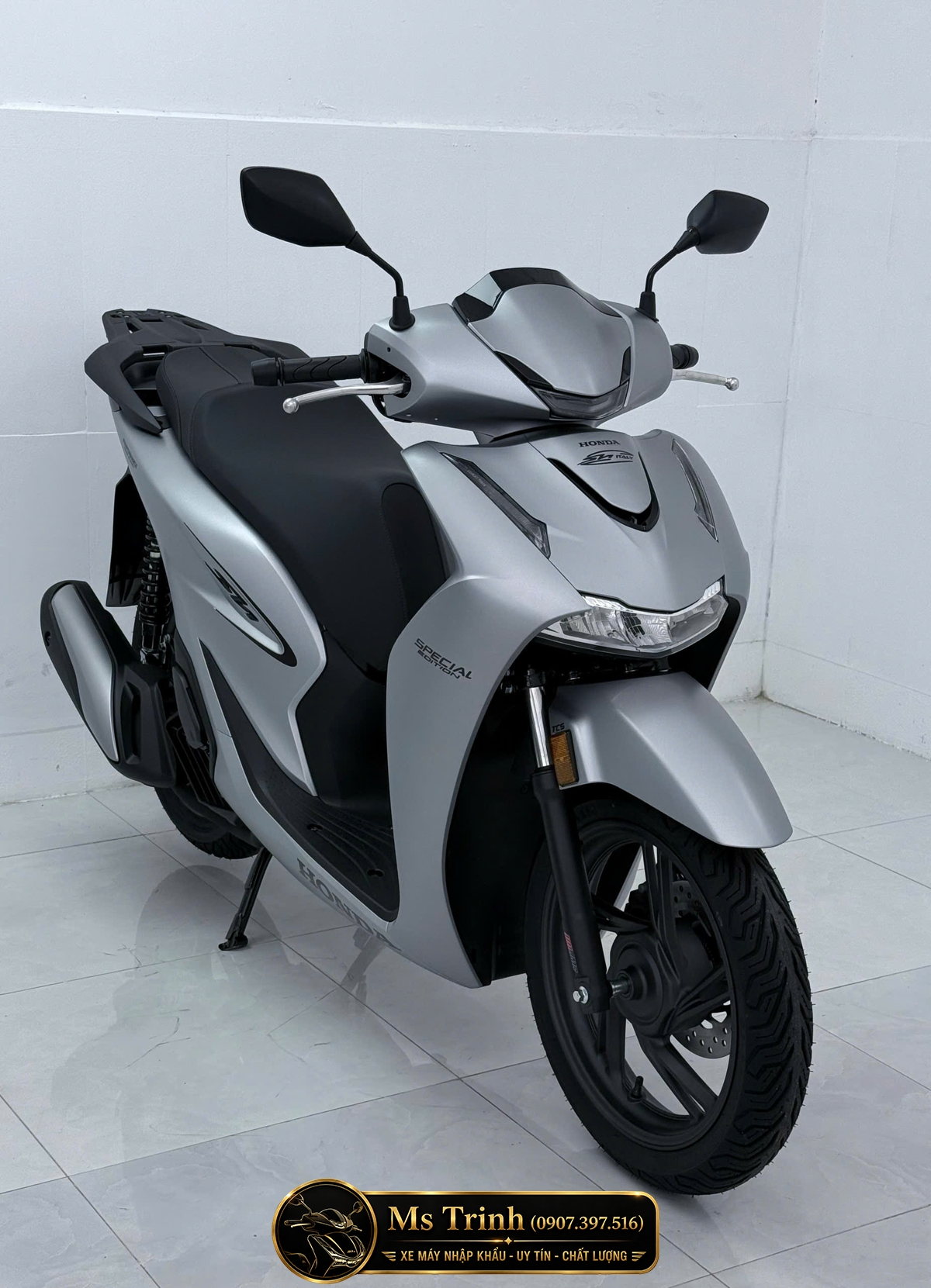 Thân xe Honda SH150i Special Edition màu bạc nhìn từ bên trái Honda SH150i HMR màu bạc với thân xe dài và phần đuôi vuốt cao