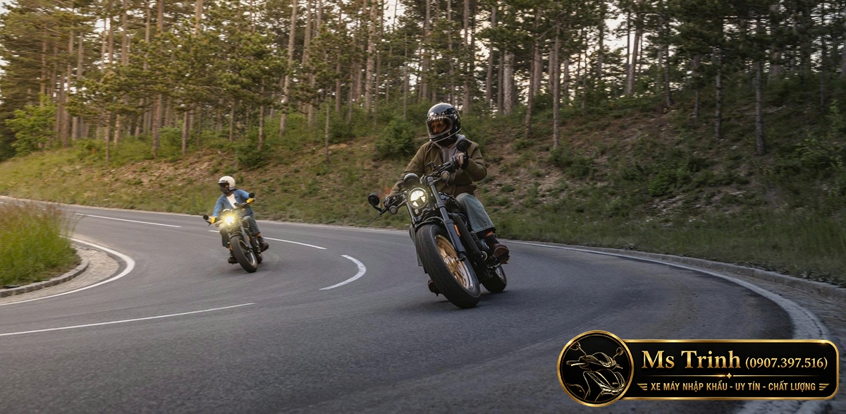 Hai tay lái trải nghiệm CFMoto 450CL-C AMT trên cung đường đồi nhiều khúc cua