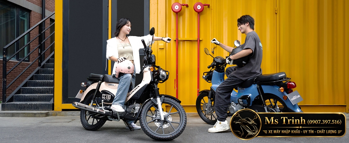 Hai chiếc Honda Cross Cub 110 2026 màu kem và xanh trong khung cảnh ngoài trời